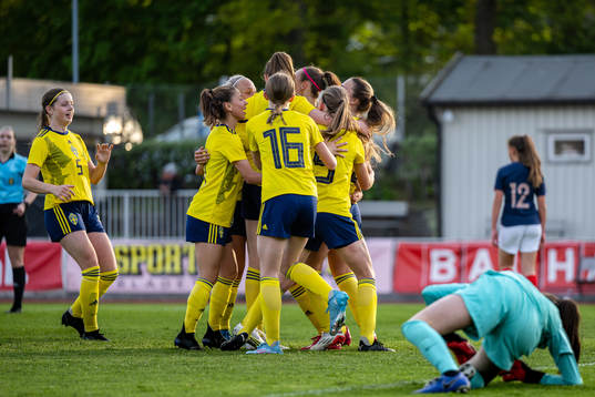 Sveriges spelare jublar med Bianca Hultbäck Nattland