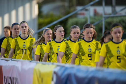 Sverige på väg in till matchen i F16 landskampen i