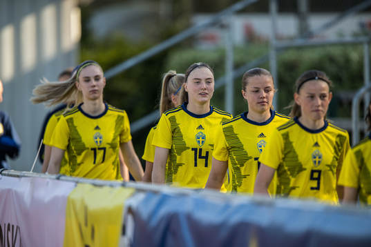 Sverige på väg in till matchen i F16 landskampen i