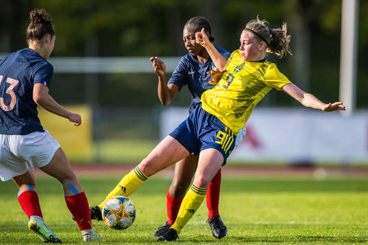 Sveriges Elsa Pelgander  mot Frankrikes Kadida Traoré och