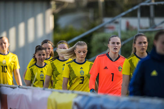 Sverige på väg in till matchen i F16 landskampen i