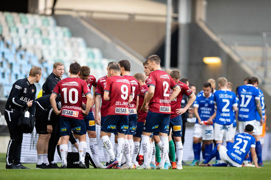 Örgrytes tränare Brynjar Gunnarsson pratar med sina