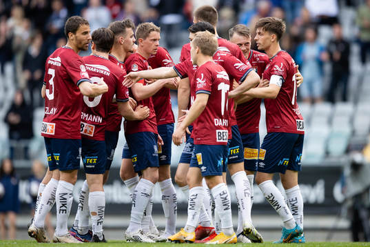 Örgrytes Ajdin Zeljkovic jublar med lagkamrater