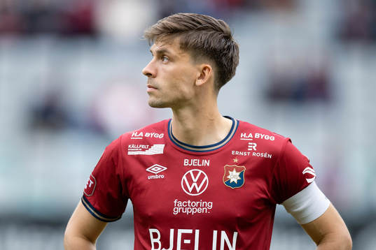 Örgrytes Daniel Paulson på line up innan fotbollsmatchen