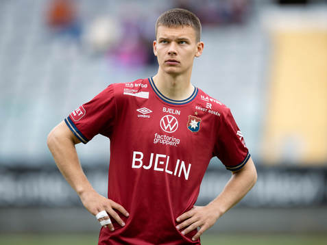 Örgrytes Arvid Brorsson på line up innan fotbollsmatchen