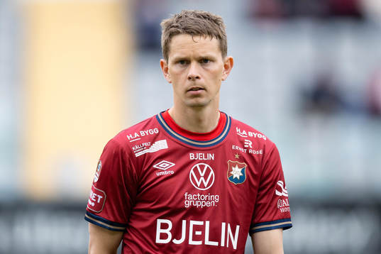 Örgrytes Anton Lans på line up innan fotbollsmatchen i