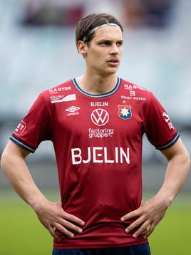 Örgrytes Kevin Ackermann på line up innan fotbollsmatchen