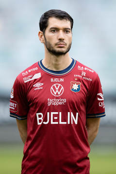 Örgrytes Anel Rashkaj på line up innan fotbollsmatchen i