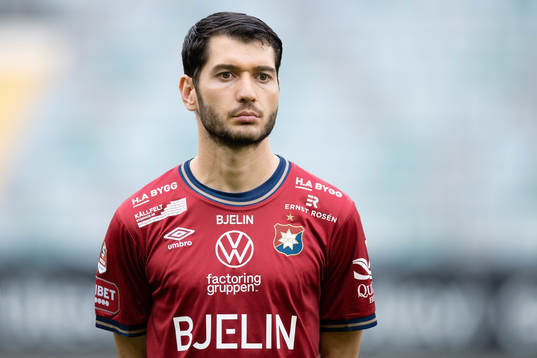 Örgrytes Anel Rashkaj på line up innan fotbollsmatchen i