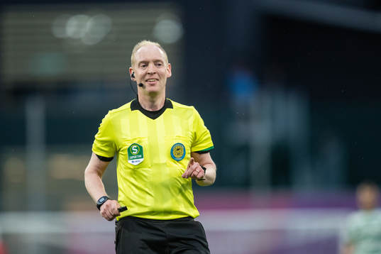 Domare Per Melinunder fotbollsmatchen i Superettan mellan