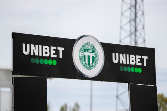 En skylt för spelbolaget Unibet med Västerås logotype