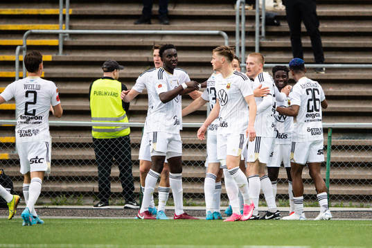 Östersunds Yannick Adjoumani jublar