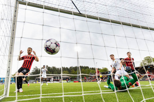 Östersunds Yannick Adjoumani (ej i bild) kvitterar till