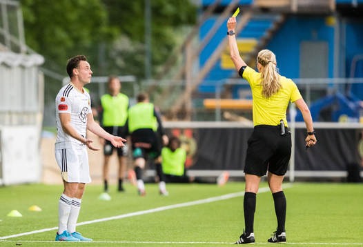 Östersunds Cesar Weilid får ett gult kort av domare Tess