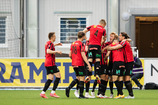 Brommapojkarnas Samuel Leach Holm jublar