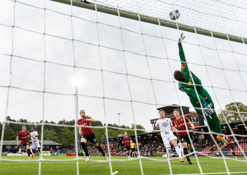 Brommapojkarnas målvakt Jonas Olsson släpper in ett