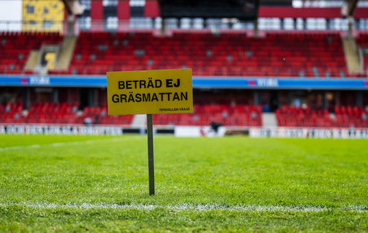 En skylt med texten beträd ej gräsmattan
