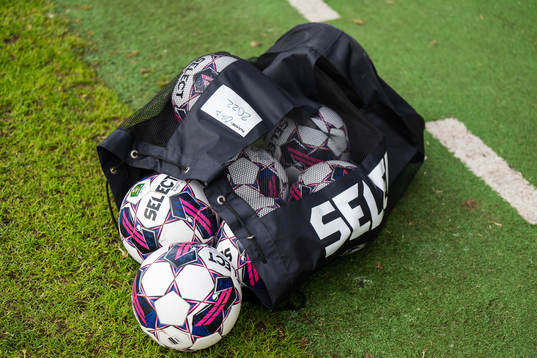 En säck med fotbollar