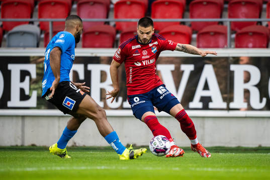 Halmstads Phil Ofosu-Ayeh och Östers Marc Rochester