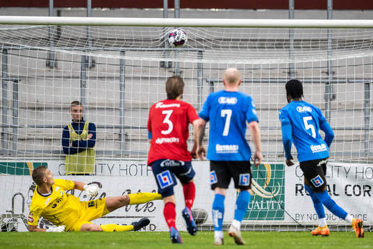 Halmstads Joseph Baffo gör 0-1 bakom Östers målvakt