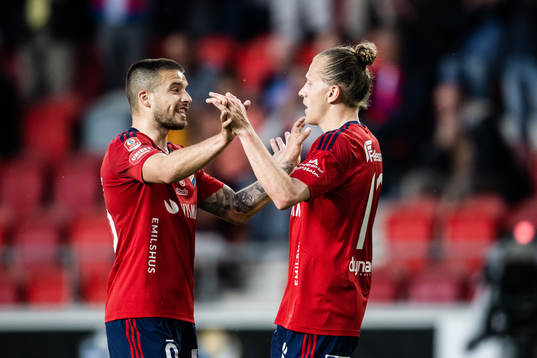 Östers Jesper Jonasson Westermark och Vladimir Rodic jublar