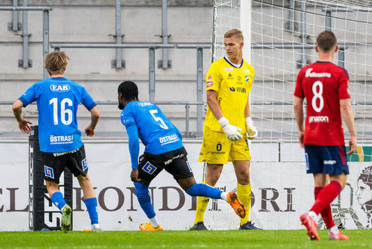 Halmstads Joseph Baffo jublar framför Östers målvakt