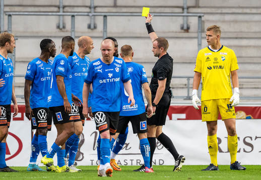 Domare Richard Sundell varnar Halmstads Joseph Baffo