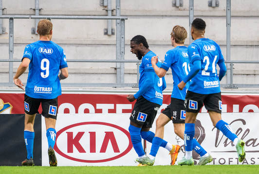 Halmstads Joseph Baffo jublar med lagkamrater