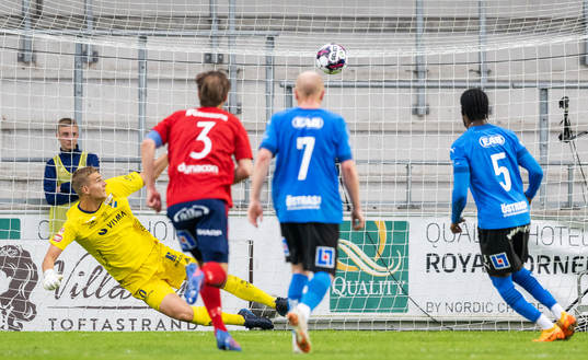 Halmstads Joseph Baffo gör 0-1 på straff bakom Östers