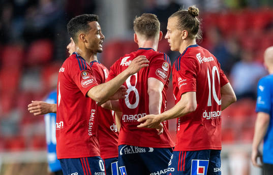 Östers Jesper Jonasson Westermark jublar med lagkamrater