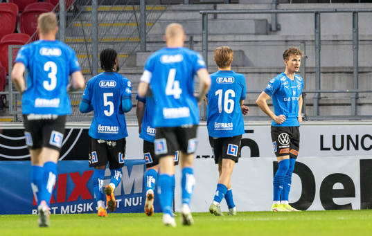Halmstads Alexander Johansson jublar med lagkamrater
