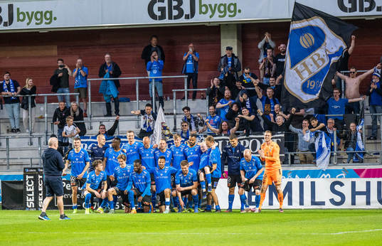 Halmstads spelare jublar med fansen