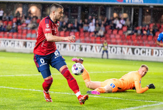 Östers Vladimir Rodic och Halmstads målvakt Malkolm