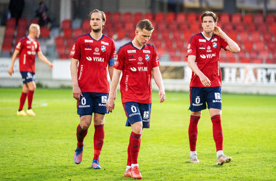 Östers Månz Berg deppar med lagkamrater