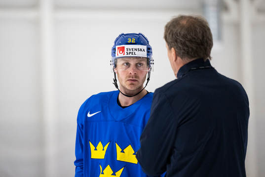 Lucas Wallmark and head coach Johan Garpenlöv at a