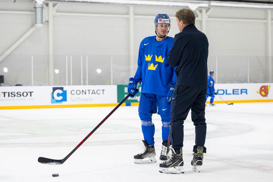 Lucas Wallmark and head coach Johan Garpenlöv at a