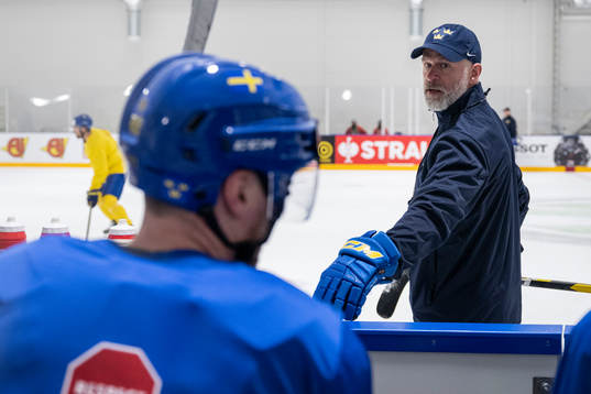 Assistant coach Markus Åkerblom at a practice session with
