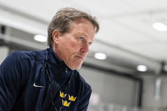 Head coach Johan Garpenlöv at a practice session with