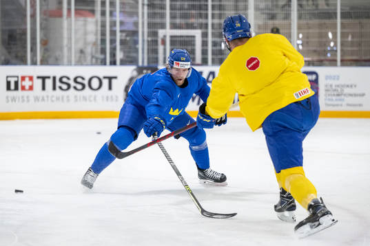 Anton Lindholm at a practice session with Sweden