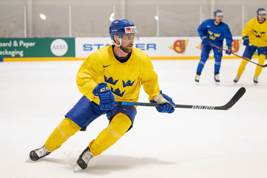 Oskar Lang at a practice session with Sweden