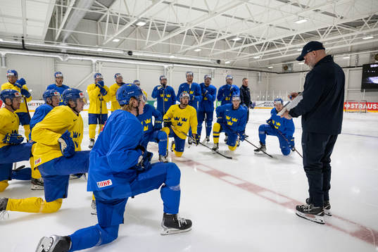 Assistant coach Markus Åkerblom at a practice session with