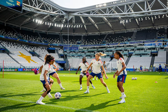Ada Hegerberg and players of Lyon