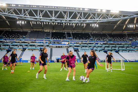 Caroline Graham Hansen and players of Barcelona