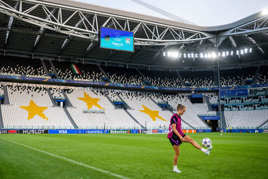 Bläddra bland fler bilder av Football, UEFA Women's Champions League, Barcelona, training