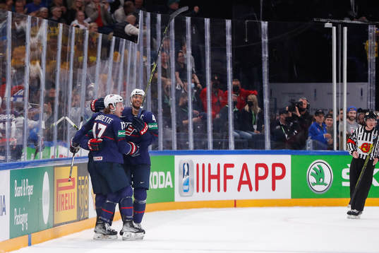 Players of USA celebrates 3-2