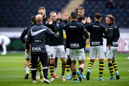 s Sebastian Larsson med lagkamrater