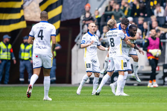 Sirius Christian Kouakou jublar med lagkamrater