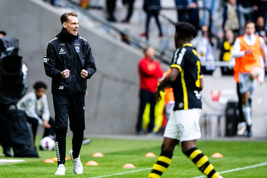 Sirius tränare Daniel Bäckström jublar