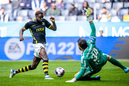 s Benjamin Mbunga Kimpioka och Sirius målvakt Tommi Vaiho
