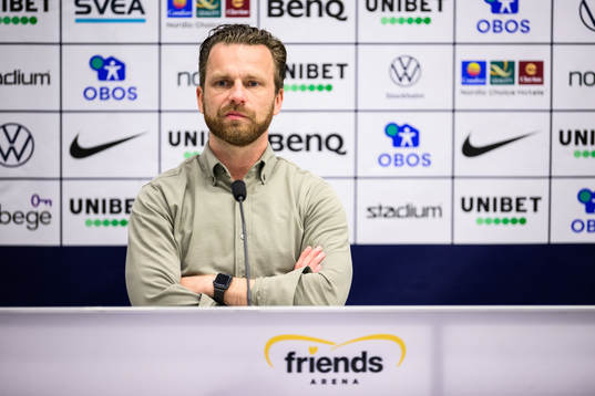 s tränare Bartosz Grzelak på presskonferensen
